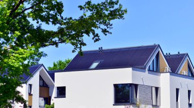 Modern görünüşlü konutlar. Yeni geliştirilmiş konutlarda teraslı aile evleri. Banliyödeki emlak piyasası. Yeni bir gelişim bölgesinde yeni tek kişilik aile evleri. 