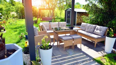 Güzel bahçesinde şık bahçe mobilyaları olan modern alüminyum pergola..