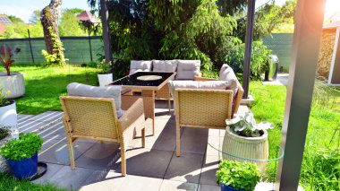 Güzel bahçesinde şık bahçe mobilyaları olan modern alüminyum pergola..