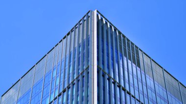 Modern sürdürülebilir cam ofis binaları. Şirket karargahının dış görünüşü cam binalar. Enerji tasarruflu binalardaki cam pencereler. Finansal iş merkezi binaları. 