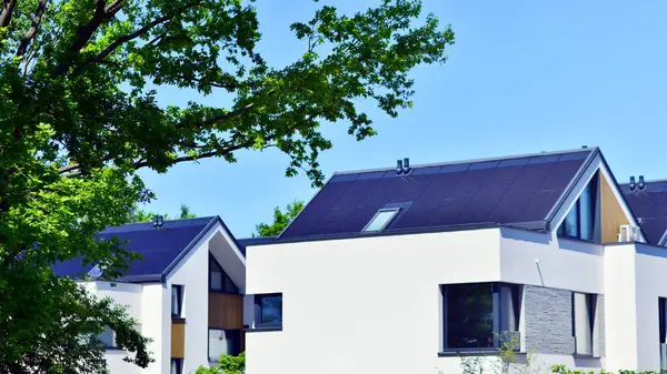 Modern görünüşlü konutlar. Yeni geliştirilmiş konutlarda teraslı aile evleri. Banliyödeki emlak piyasası. Yeni bir gelişim bölgesinde yeni tek kişilik aile evleri. 