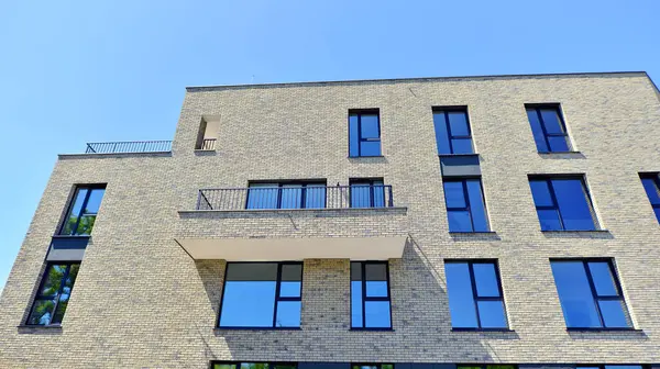 Yeni, modern apartman kompleksi. Modern apartmanın dış görünüşü. Yeni inşaat dairesi ya da apartman kompleksi.