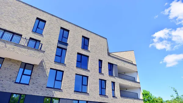 Yeni, modern apartman kompleksi. Modern apartmanın dış görünüşü. Yeni inşaat dairesi ya da apartman kompleksi.