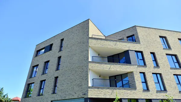 Yeni, modern apartman kompleksi. Modern apartmanın dış görünüşü. Yeni inşaat dairesi ya da apartman kompleksi.