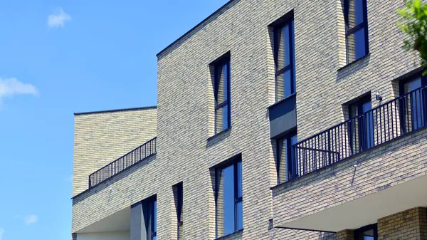 Yeni, modern apartman kompleksi. Modern apartmanın dış görünüşü. Yeni inşaat dairesi ya da apartman kompleksi.