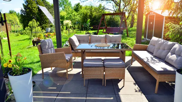 Güzel bahçesinde şık bahçe mobilyaları olan modern alüminyum pergola..