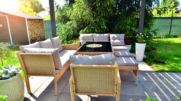 Güzel bahçesinde şık bahçe mobilyaları olan modern alüminyum pergola..