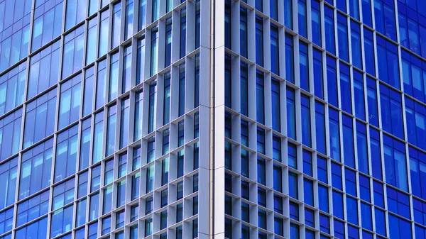 Modern sürdürülebilir cam ofis binaları. Şirket karargahının dış görünüşü cam binalar. Enerji tasarruflu binalardaki cam pencereler. Finansal iş merkezi binaları. 