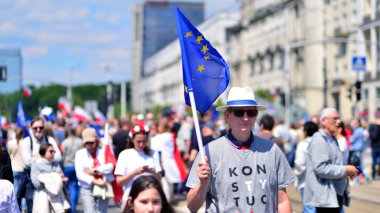 Varşova, Polonya. 25.05.2025. Rafal Trzaskowski 'nin Büyük Vatanseverler Yürüyüşü. Yüz binlerce insan demokrasiye destek vermek için yürüyor. Başkanlık adayını desteklemek için yürüyüş.