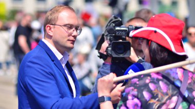 Varşova, Polonya. 25.05.2025. Rafal Trzaskowski 'nin Büyük Vatanseverler Yürüyüşü. Profesyonel gazeteci TVP 3, yürüyüşün bir katılımcısıyla röportaj yapıyor.