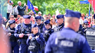 Varşova, Polonya. 25 Mayıs 2025. Polis birimleri gösterileri güvence altına alıyor.