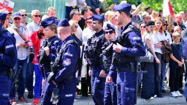 Varşova, Polonya. 25 Mayıs 2025. Polis birimleri gösterileri güvence altına alıyor.