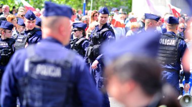 Varşova, Polonya. 25 Mayıs 2025. Polis birimleri gösterileri güvence altına alıyor.