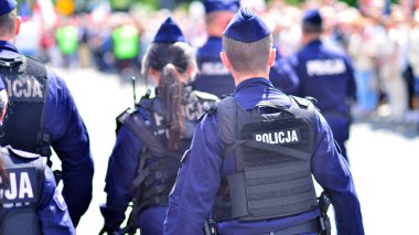 Varşova, Polonya. 25 Mayıs 2025. Polis birimleri gösterileri güvence altına alıyor.