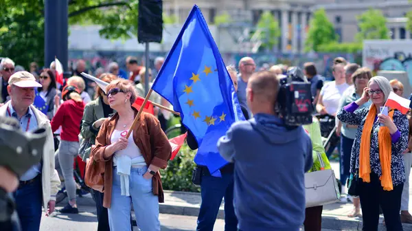 Varşova, Polonya. 25.05.2025. Rafal Trzaskowski 'nin Büyük Vatanseverler Yürüyüşü. Profesyonel gazeteci TVP 3, yürüyüşün bir katılımcısıyla röportaj yapıyor.