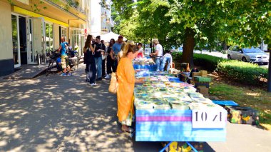 Varşova, Polonya. 22 Haziran 2025. Varşova 'nın Praga bölgesindeki Francuska caddesinde yürüyen insanların görüntüsü. Kafeler ve restoranlarla dolu bir cadde..