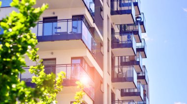 Yeşil bölgedeki yeni apartman blokları. karmaşık. Yeşil bölgedeki yeni apartman blokları. Avrupa 'daki yerleşim yerleri doğayla uyum içinde. Çevre dostu, yeşilliklerle dolu bir şehir..