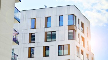 Mavi gökyüzü olan güneşli bir günde modern apartman binaları. Modern bir apartmanın ön cephesi. Modern konut binası kompleksi.