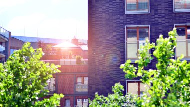 Yeşil bölgedeki yeni apartman blokları. karmaşık. Yeşil bölgedeki yeni apartman blokları. Avrupa 'daki yerleşim yerleri doğayla uyum içinde. Çevre dostu, yeşilliklerle dolu bir şehir..