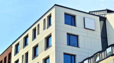 Mavi gökyüzü olan güneşli bir günde modern apartman binaları. Modern bir apartmanın ön cephesi. Modern konut binası kompleksi.