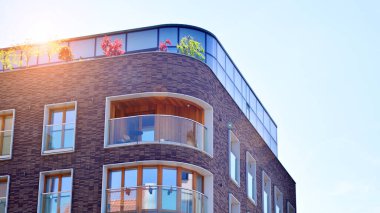 Mavi gökyüzü olan güneşli bir günde modern apartman binaları. Modern bir apartmanın ön cephesi. Modern konut binası kompleksi.