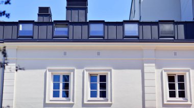 Mavi gökyüzü olan güneşli bir günde modern apartman binaları. Modern bir apartmanın cephesi. 