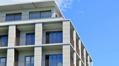 Mavi gökyüzü olan güneşli bir günde modern apartman binaları. Modern bir apartmanın ön cephesi. Modern konut binası kompleksi.