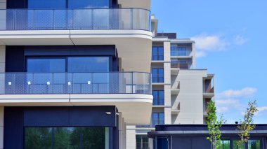 Avrupa 'daki yerleşim yerleri doğayla uyum içinde. Çevre dostu, yeşilliklerle dolu bir şehirde yaşıyor. Eko apartman binası enerji tasarrufu ve temiz hava kavramı. 