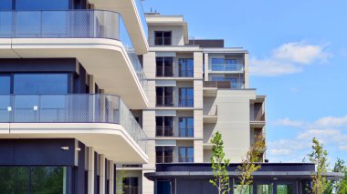 Avrupa 'daki yerleşim yerleri doğayla uyum içinde. Çevre dostu, yeşilliklerle dolu bir şehirde yaşıyor. Eko apartman binası enerji tasarrufu ve temiz hava kavramı. 