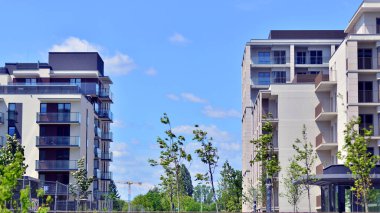 Avrupa 'daki yerleşim yerleri doğayla uyum içinde. Çevre dostu, yeşilliklerle dolu bir şehirde yaşıyor. Eko apartman binası enerji tasarrufu ve temiz hava kavramı. 