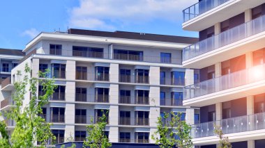 Avrupa 'daki yerleşim yerleri doğayla uyum içinde. Çevre dostu, yeşilliklerle dolu bir şehirde yaşıyor. Eko apartman binası enerji tasarrufu ve temiz hava kavramı. 