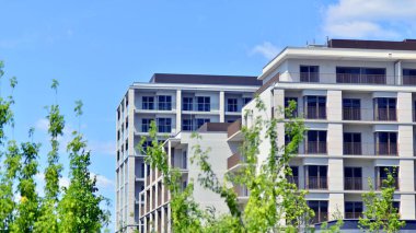 Avrupa 'daki yerleşim yerleri doğayla uyum içinde. Çevre dostu, yeşilliklerle dolu bir şehirde yaşıyor. Eko apartman binası enerji tasarrufu ve temiz hava kavramı. 