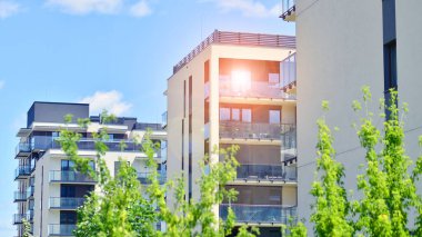 Avrupa 'daki yerleşim yerleri doğayla uyum içinde. Çevre dostu, yeşilliklerle dolu bir şehirde yaşıyor. Eko apartman binası enerji tasarrufu ve temiz hava kavramı. 