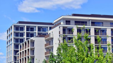 Avrupa 'daki yerleşim yerleri doğayla uyum içinde. Çevre dostu, yeşilliklerle dolu bir şehirde yaşıyor. Eko apartman binası enerji tasarrufu ve temiz hava kavramı. 