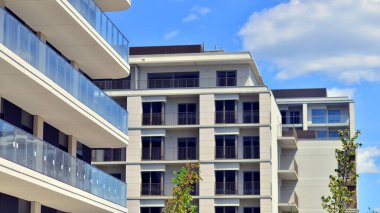 Avrupa 'daki yerleşim yerleri doğayla uyum içinde. Çevre dostu, yeşilliklerle dolu bir şehirde yaşıyor. Eko apartman binası enerji tasarrufu ve temiz hava kavramı. 