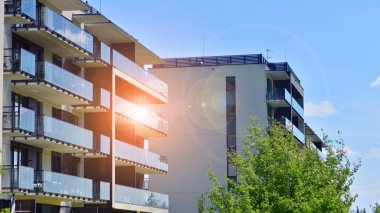 Avrupa 'daki yerleşim yerleri doğayla uyum içinde. Çevre dostu, yeşilliklerle dolu bir şehirde yaşıyor. Eko apartman binası enerji tasarrufu ve temiz hava kavramı. 