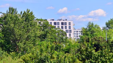 Avrupa 'daki yerleşim yerleri doğayla uyum içinde. Çevre dostu, yeşilliklerle dolu bir şehirde yaşıyor. Eko apartman binası enerji tasarrufu ve temiz hava kavramı. 