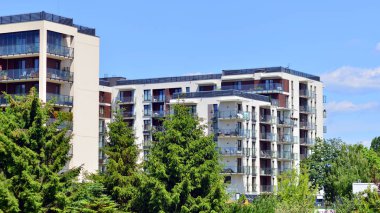 Avrupa 'daki yerleşim yerleri doğayla uyum içinde. Çevre dostu, yeşilliklerle dolu bir şehirde yaşıyor. Eko apartman binası enerji tasarrufu ve temiz hava kavramı. 