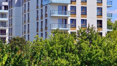 Avrupa 'daki yerleşim yerleri doğayla uyum içinde. Çevre dostu, yeşilliklerle dolu bir şehirde yaşıyor. Eko apartman binası enerji tasarrufu ve temiz hava kavramı. 