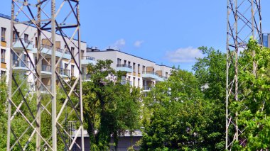 Avrupa 'daki yerleşim yerleri doğayla uyum içinde. Çevre dostu, yeşilliklerle dolu bir şehirde yaşıyor. Eko apartman binası enerji tasarrufu ve temiz hava kavramı. 