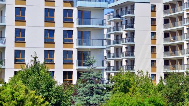 Avrupa 'daki yerleşim yerleri doğayla uyum içinde. Çevre dostu, yeşilliklerle dolu bir şehirde yaşıyor. Eko apartman binası enerji tasarrufu ve temiz hava kavramı. 