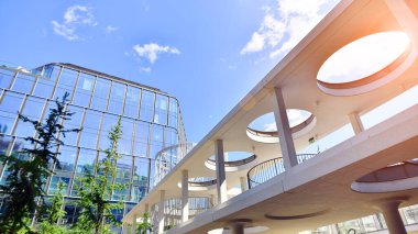 Karbondioksiti azaltmak için ağaçlı sürdürülebilir cam ofis binası. Modern şehirde çevre dostu bir bina. Yeşil çevresi olan bir ofis. Şirket binası CO2 'yi düşürdü.