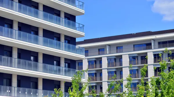 Avrupa 'daki yerleşim yerleri doğayla uyum içinde. Çevre dostu, yeşilliklerle dolu bir şehirde yaşıyor. Eko apartman binası enerji tasarrufu ve temiz hava kavramı. 