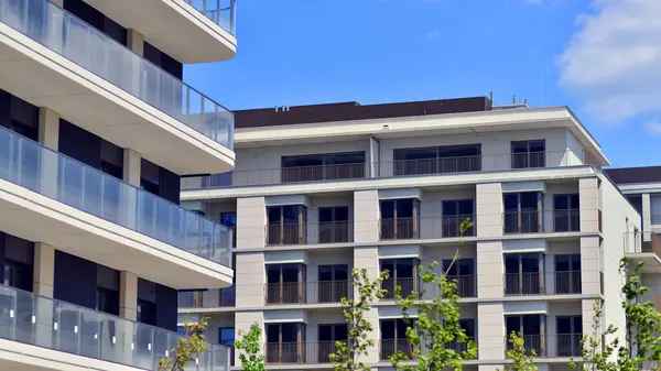 Avrupa 'daki yerleşim yerleri doğayla uyum içinde. Çevre dostu, yeşilliklerle dolu bir şehirde yaşıyor. Eko apartman binası enerji tasarrufu ve temiz hava kavramı. 