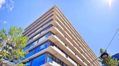 Yeşil çevresi olan bir ofis. Şirket binası karbondioksiti azaltır. Karbondioksiti azaltmak için ağaçlı sürdürülebilir cam ofis binası. Modern şehirde çevre dostu bir bina..