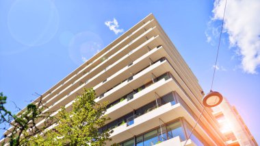 Yeşil çevresi olan bir ofis. Şirket binası karbondioksiti azaltır. Karbondioksiti azaltmak için ağaçlı sürdürülebilir cam ofis binası. Modern şehirde çevre dostu bir bina..