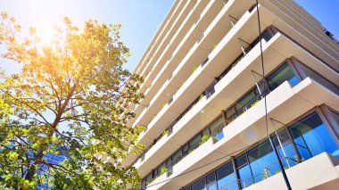 Yeşil çevresi olan bir ofis. Şirket binası karbondioksiti azaltır. Karbondioksiti azaltmak için ağaçlı sürdürülebilir cam ofis binası. Modern şehirde çevre dostu bir bina..