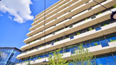 Yeşil çevresi olan bir ofis. Şirket binası karbondioksiti azaltır. Karbondioksiti azaltmak için ağaçlı sürdürülebilir cam ofis binası. Modern şehirde çevre dostu bir bina..