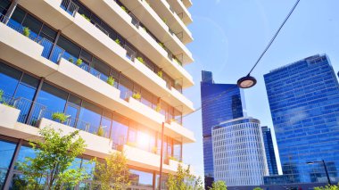 Yeşil çevresi olan bir ofis. Şirket binası karbondioksiti azaltır. Karbondioksiti azaltmak için ağaçlı sürdürülebilir cam ofis binası. Modern şehirde çevre dostu bir bina..