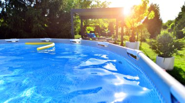 Güzel bahçesinde şık bahçe mobilyaları olan modern alüminyum pergola..